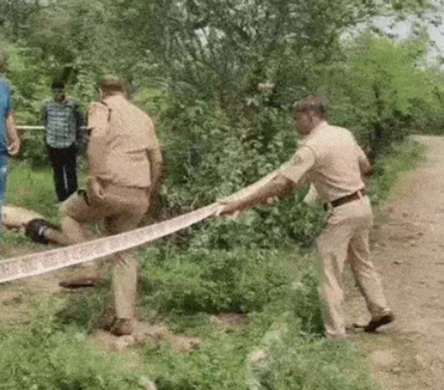 अरावली में मिले युवक के शव की जांच करती पुलिस। अरावली में मिले युवक के शव की जांच करती पुलिस।