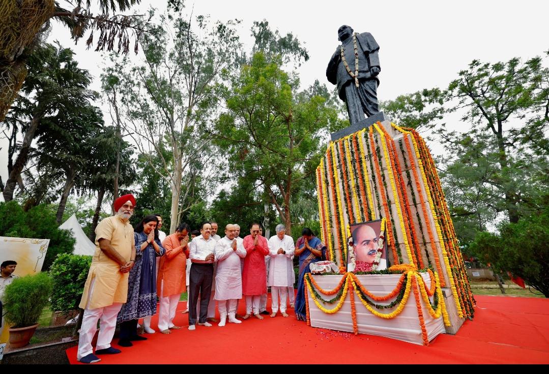 शहीदी पार्क में केंद्रीय मंत्री अश्विनी वैष्णव और भाजपा नेताओं के साथ श्याम प्रसाद मुखर्जी नमन करती मुख्यमंत्री रेखा गुप्ता शहीदी पार्क में केंद्रीय मंत्री अश्विनी वैष्णव और भाजपा नेताओं के साथ श्याम प्रसाद मुखर्जी नमन करती मुख्यमंत्री रेखा गुप्ता