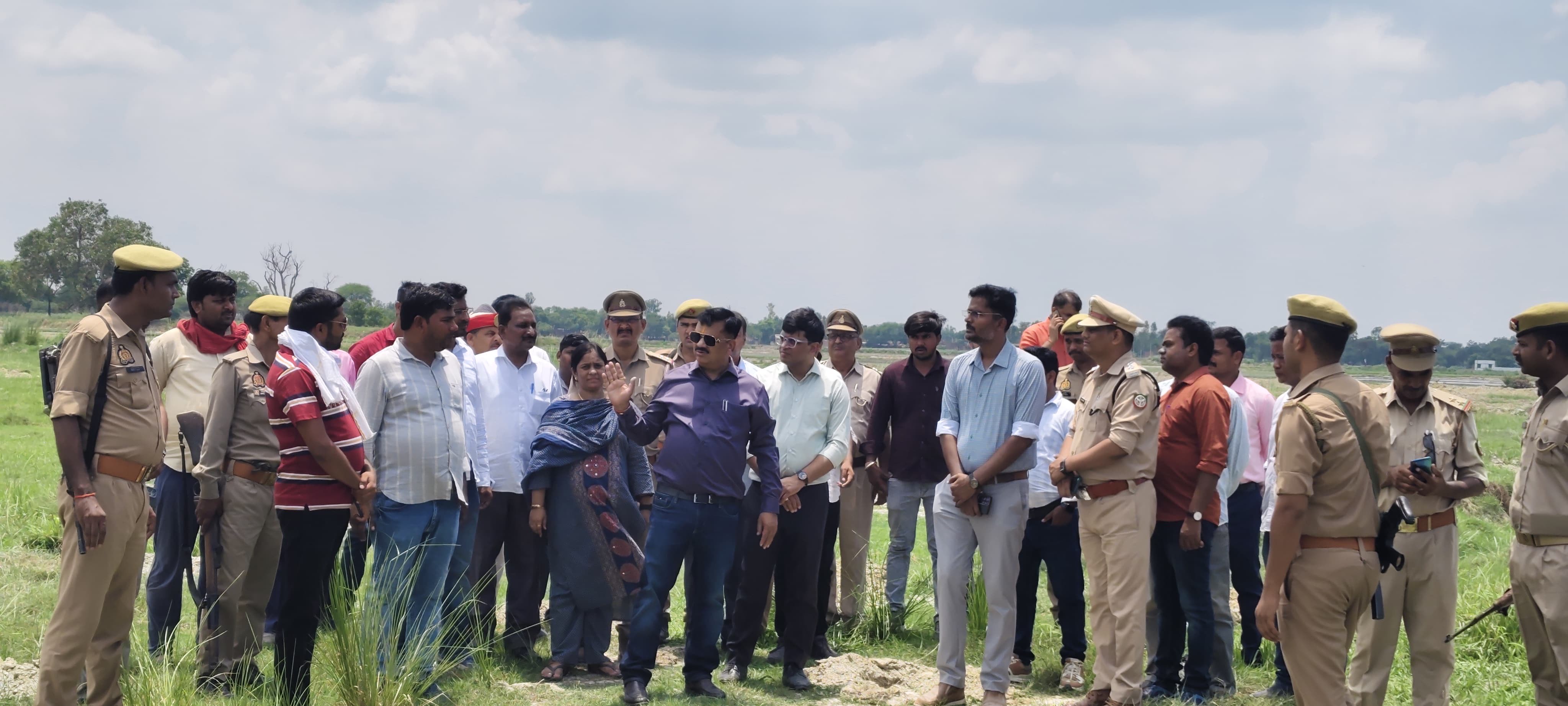 पौधारोपण की जगह का स्थलीय निरीक्षण करते जिलाधिकारी डॉ दिनेश कुमार सिंह एवं अन्य अधिकारी पौधारोपण की जगह का स्थलीय निरीक्षण करते जिलाधिकारी डॉ दिनेश कुमार सिंह एवं अन्य अधिकारी