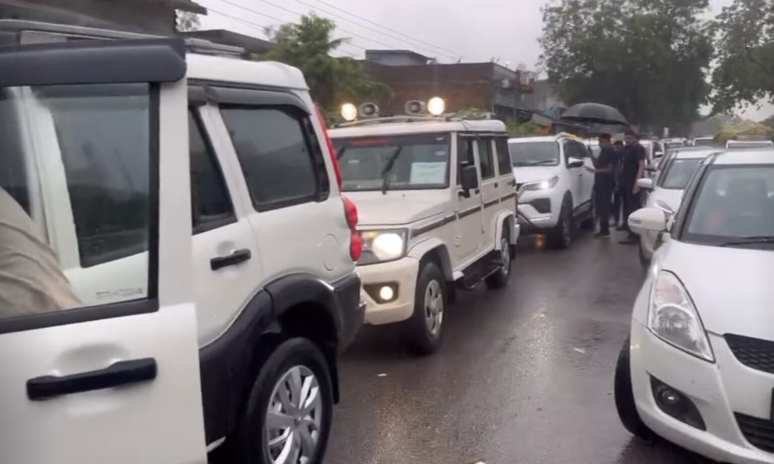कोरबा में प्रभारी मंत्री के काफिले को ग्रामीणों ने रोका, जलभराव की समस्या को लेकर विरोध