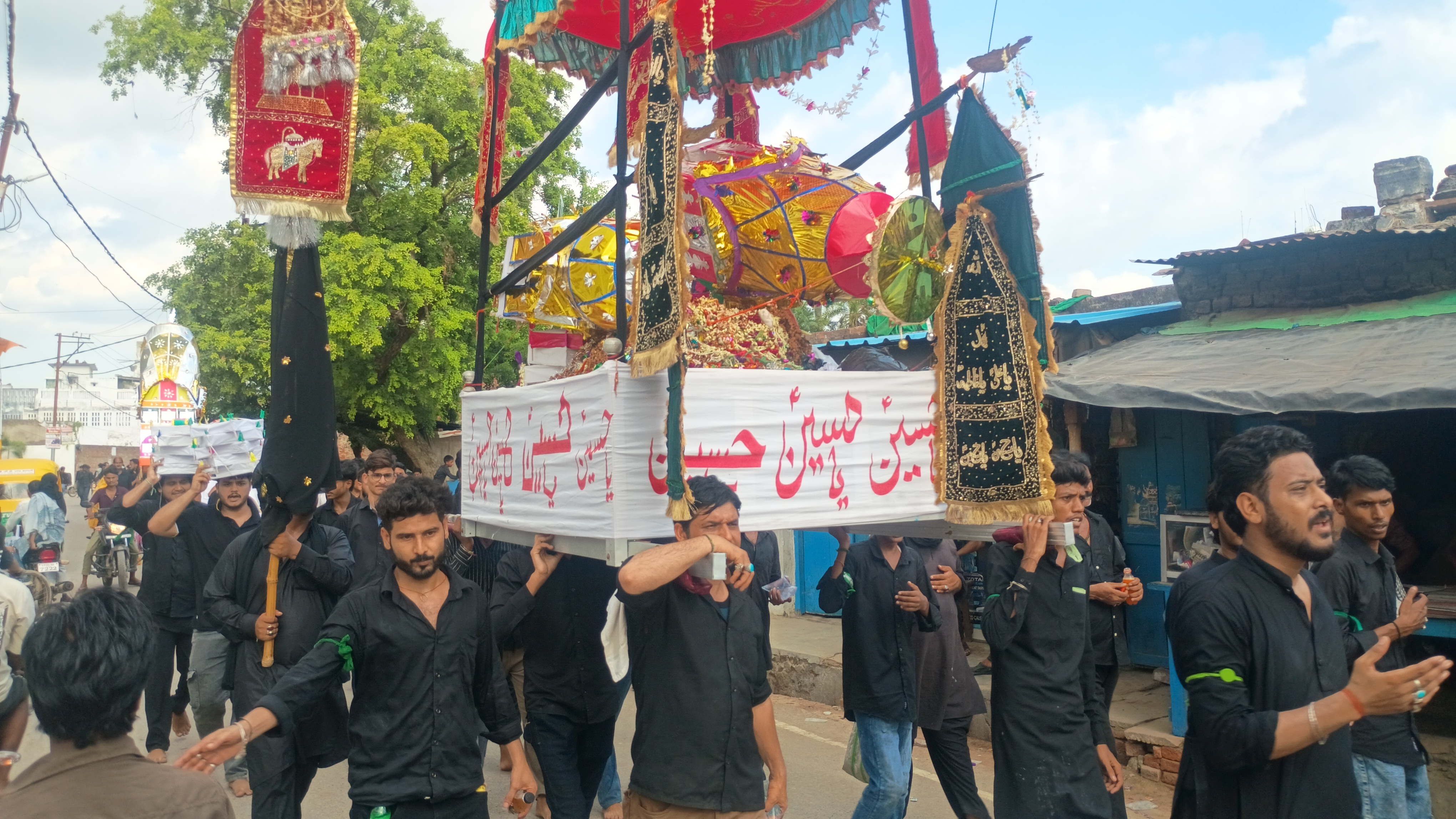 दफन के लिए ताजिया जुलुश लेकर जाते हुए लोग दफन के लिए ताजिया जुलुश लेकर जाते हुए लोग