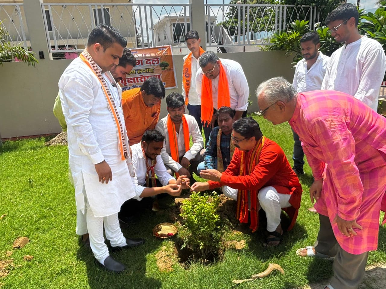 वृक्षारोपण करते बजरंग दल के राष्ट्रीय संयोजक नीरज दोनेरिया वृक्षारोपण करते बजरंग दल के राष्ट्रीय संयोजक नीरज दोनेरिया