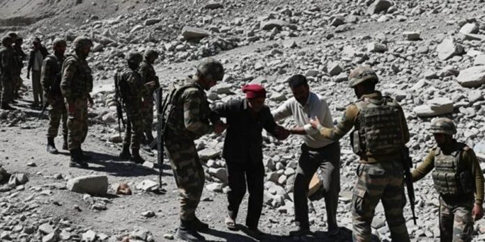 भूस्खलन के बाद खालसर-श्योक बेल्ट पर फंसे दो नागरिकों को बीआरटीएफ ने बचाया भूस्खलन के बाद खालसर-श्योक बेल्ट पर फंसे दो नागरिकों को बीआरटीएफ ने बचाया