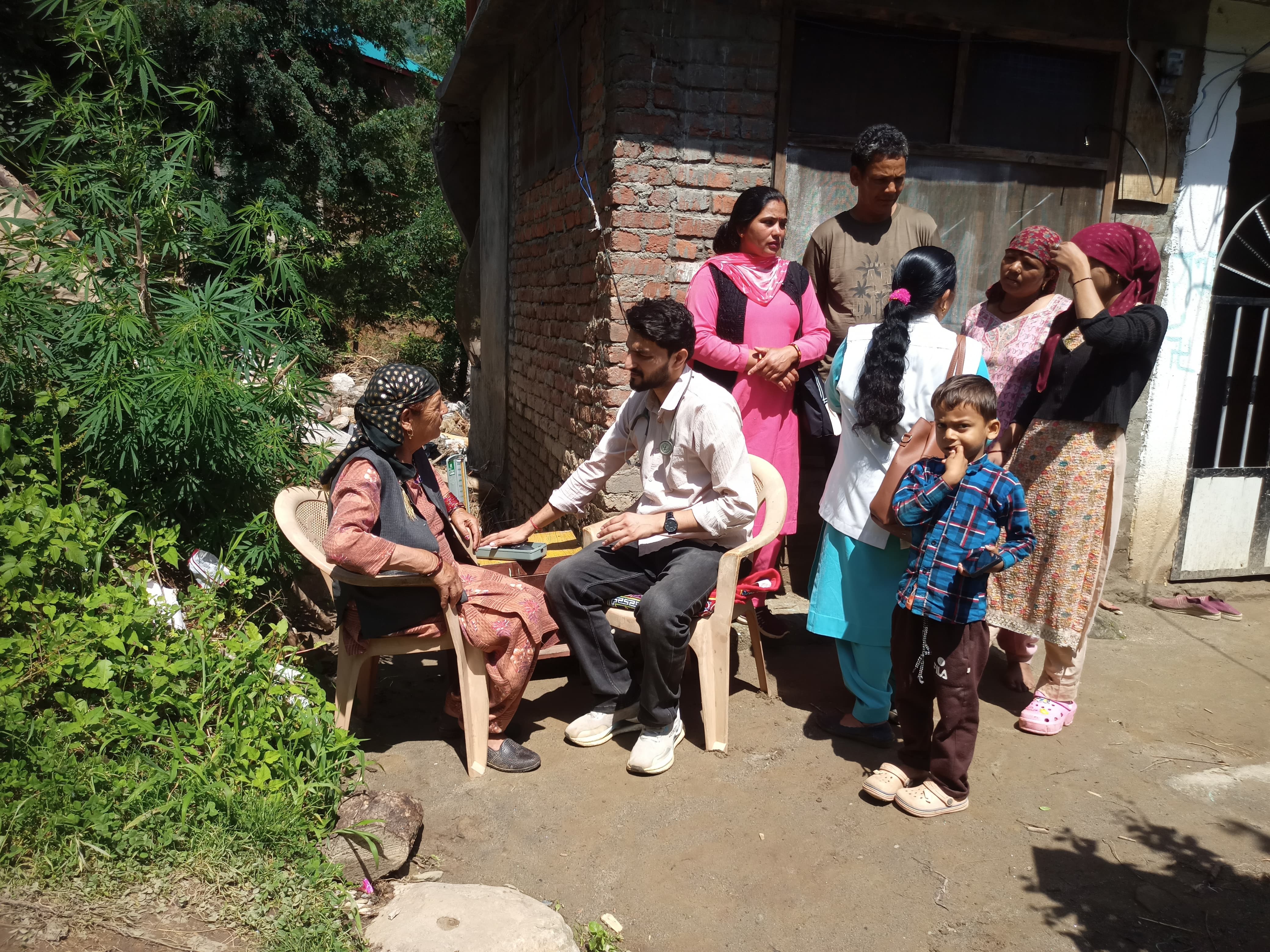 आपदा प्रभावितों का उपचार करती स्वास्थ्य टीम। आपदा प्रभावितों का उपचार करती स्वास्थ्य टीम।