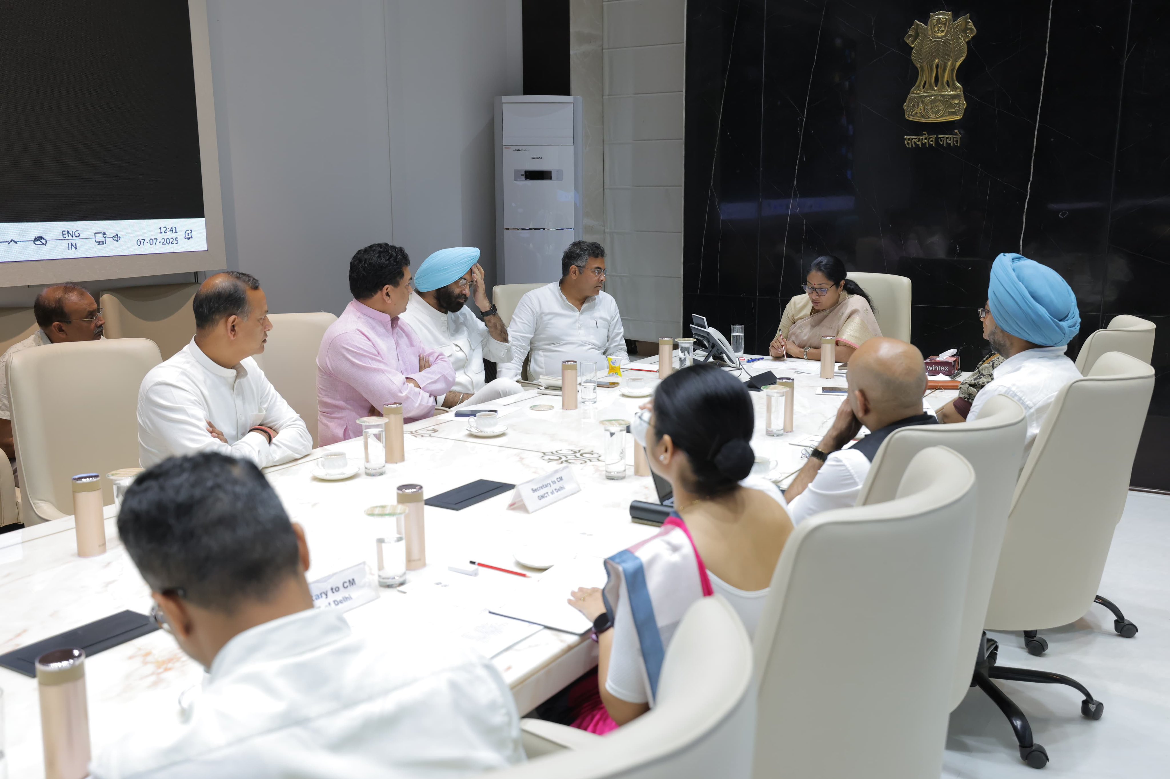 दिल्ली सचिवालय में सोमवार को उच्चस्तरीय बैठक करती मुख्यमंत्री रेखा गुप्ता दिल्ली सचिवालय में सोमवार को उच्चस्तरीय बैठक करती मुख्यमंत्री रेखा गुप्ता