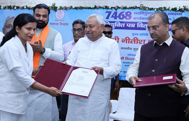 मुख्यमंत्री ने 7,468 नवनियुक्त महिला स्वास्थ्य कार्यकर्ता को नियुक्ति पत्र देते साथ में स्वास्थ्य मंत्री मुख्यमंत्री ने 7,468 नवनियुक्त महिला स्वास्थ्य कार्यकर्ता को नियुक्ति पत्र देते साथ में स्वास्थ्य मंत्री