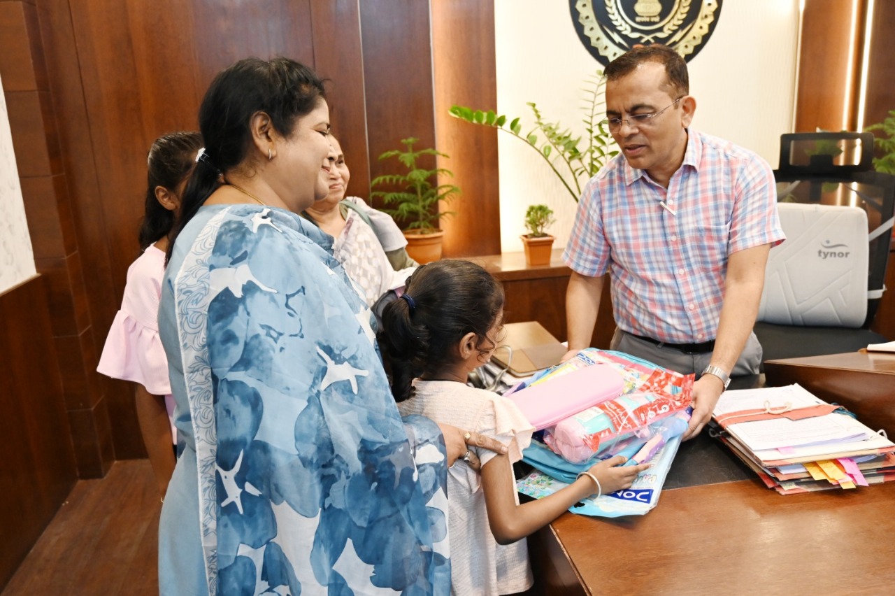 प्रधानमंत्री केयर फॉर चिल्ड्रन योजना के लाभान्वित बच्चें कलेक्टर से मिलकर हुए उत्साहित प्रधानमंत्री केयर फॉर चिल्ड्रन योजना के लाभान्वित बच्चें कलेक्टर से मिलकर हुए उत्साहित