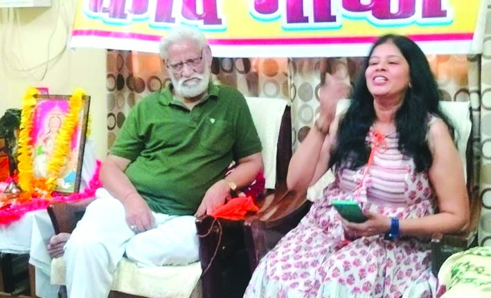 काव्य पाठ करते हुए काव्य पाठ करते हुए