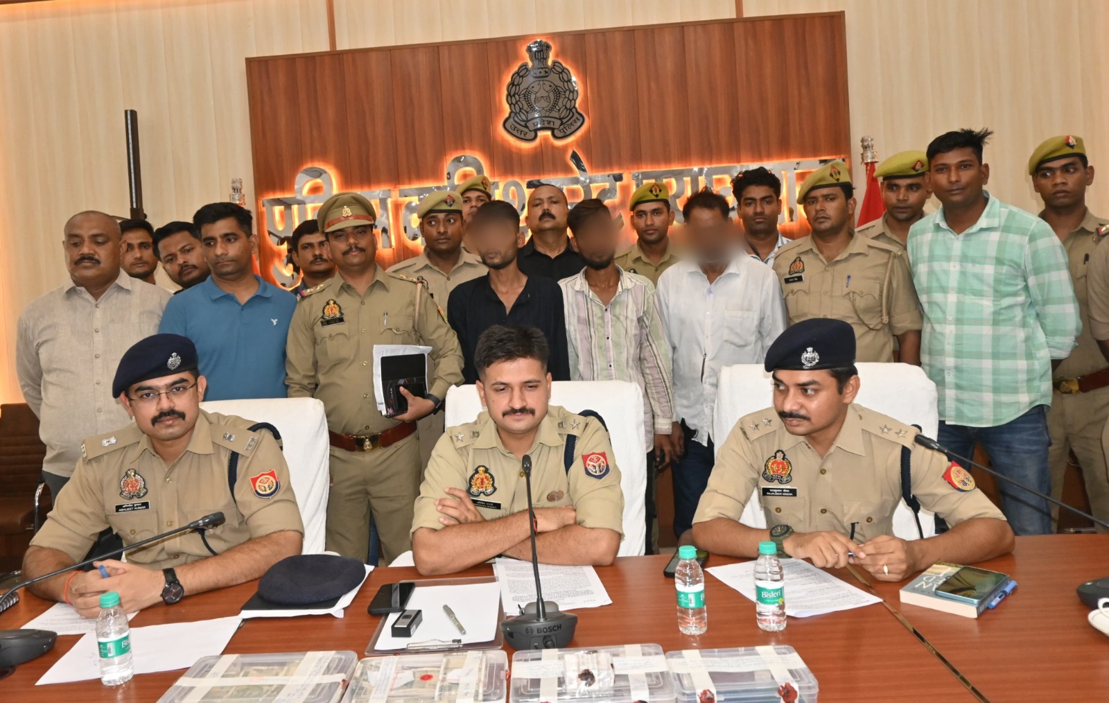 मुठभेड़ के बाद गिरफ्तार बदमाशों एवं पुलिस अधिकारियों का छाया चित्र मुठभेड़ के बाद गिरफ्तार बदमाशों एवं पुलिस अधिकारियों का छाया चित्र