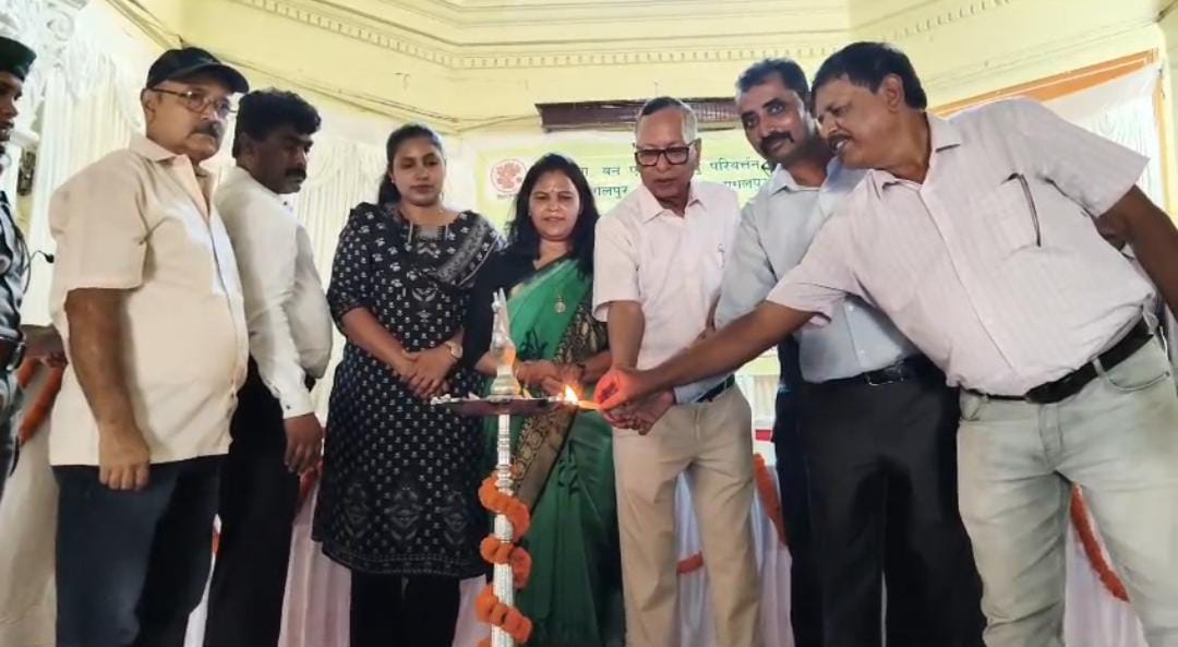 उद्घाटन करते अतिथि उद्घाटन करते अतिथि