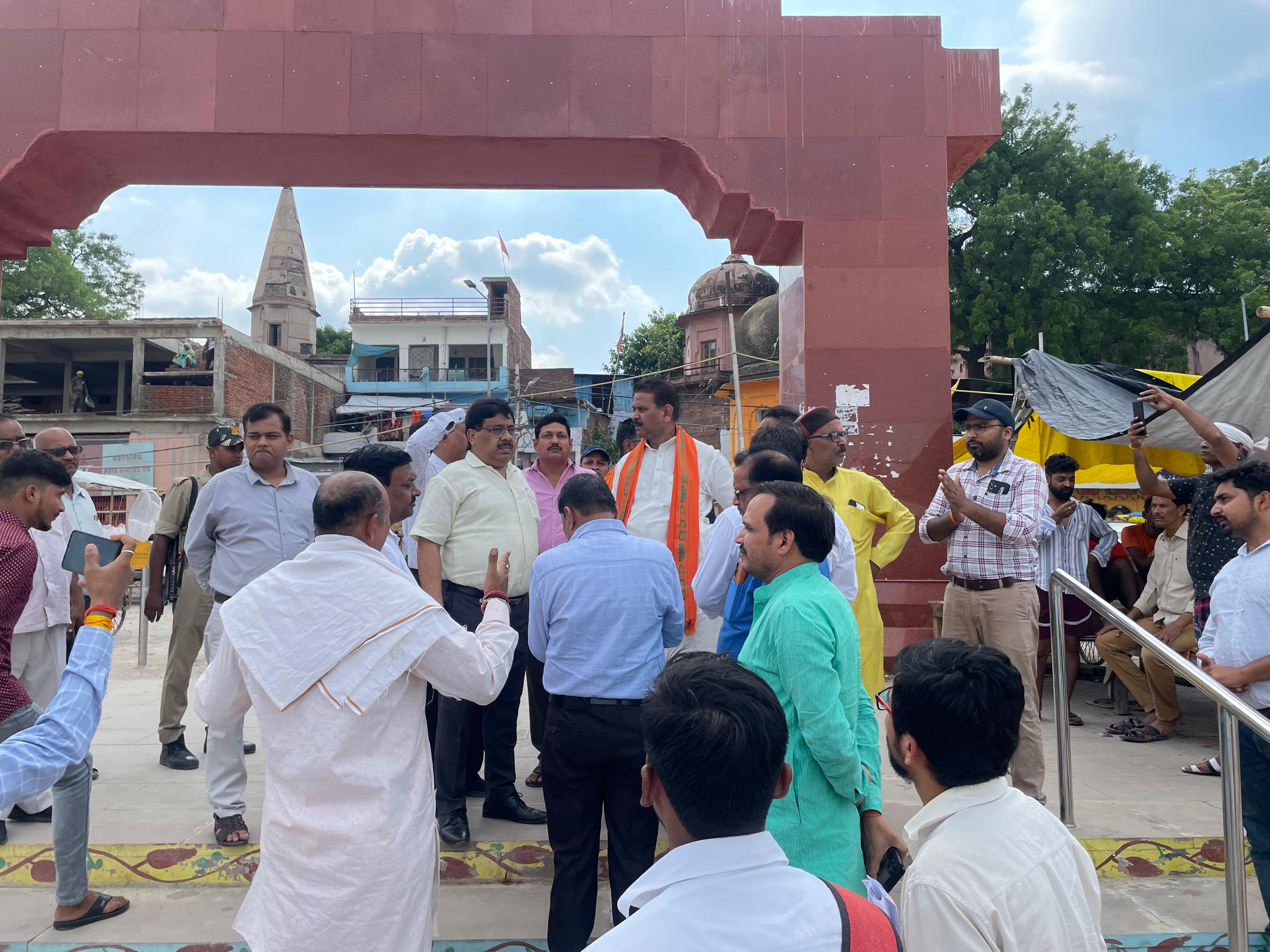दशाश्वमेध का निरीक्ष करते हुए महापौर गणेश केसरवानी का छाया चित्र दशाश्वमेध का निरीक्ष करते हुए महापौर गणेश केसरवानी का छाया चित्र