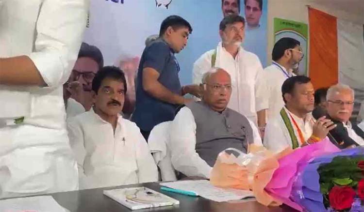 कांग्रेस के राष्ट्रीय अध्यक्ष मल्लिकार्जुन खरगे कांग्रेस के राष्ट्रीय अध्यक्ष मल्लिकार्जुन खरगे