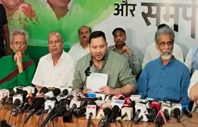 तेजस्वी यादव महागठबंधन के संयुक्त पतकार वार्ता के दौरान तेजस्वी यादव महागठबंधन के संयुक्त पतकार वार्ता के दौरान