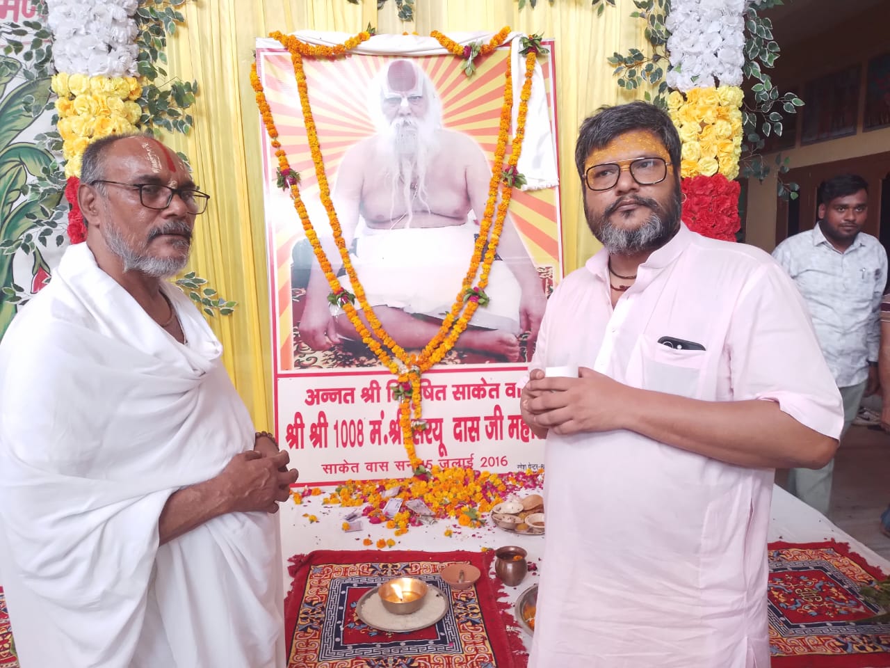 श्रीमहंत सरयू दास महाराज काे किया नमन श्रीमहंत सरयू दास महाराज काे किया नमन