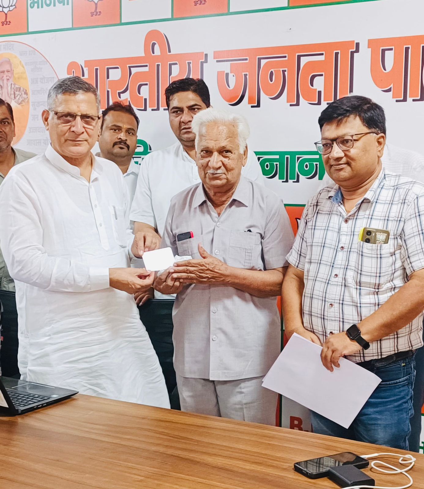 लाभार्थी को कार्ड देते हुए पूर्व कैबिनेट मंत्री लाभार्थी को कार्ड देते हुए पूर्व कैबिनेट मंत्री