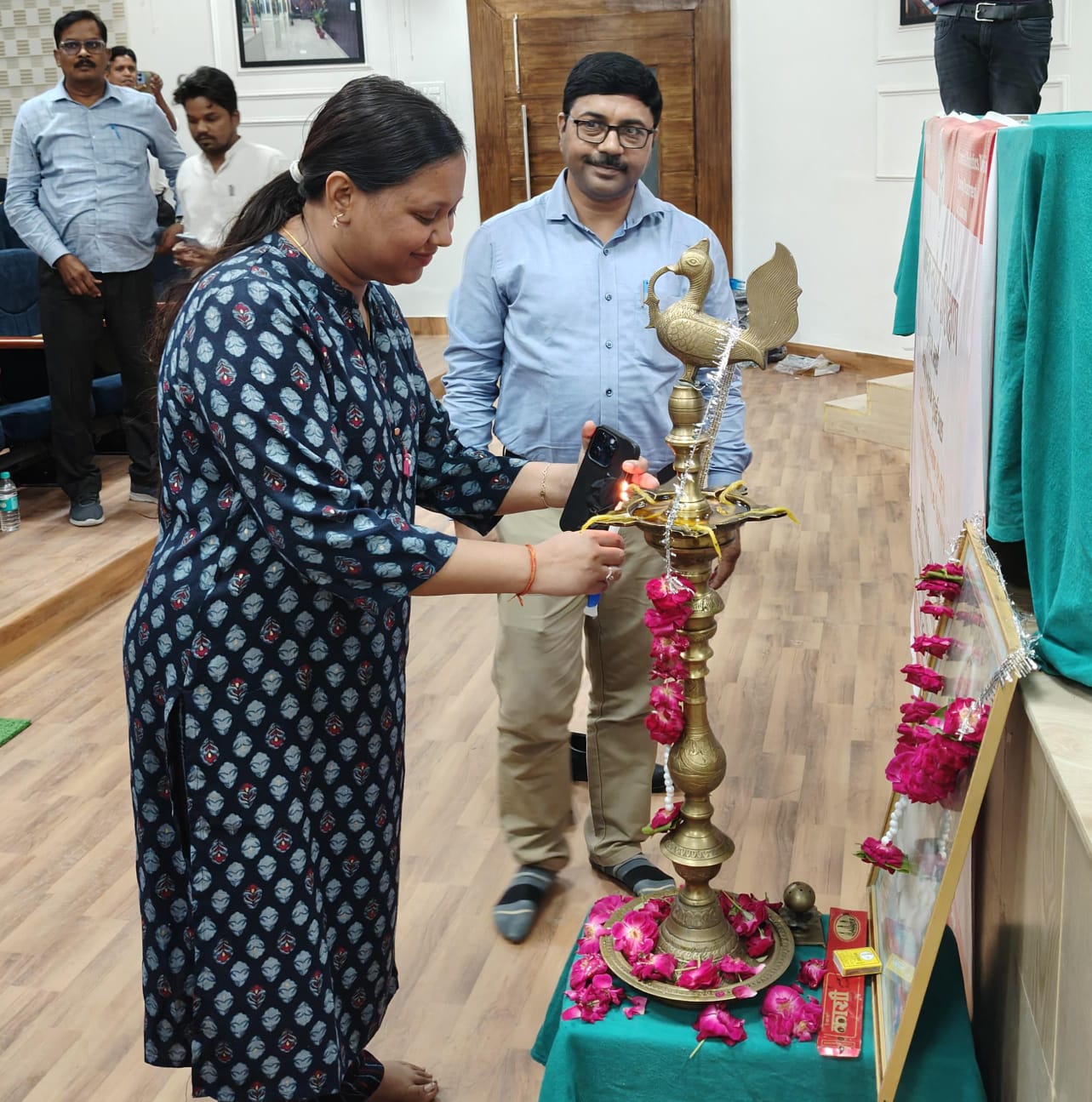 सर्वेक्षण प्रशिक्षण का उद्घाटन करते हुए मुख्य विकास अधिकारी हर्षिका सिंह का छाया चित्र सर्वेक्षण प्रशिक्षण का उद्घाटन करते हुए मुख्य विकास अधिकारी हर्षिका सिंह का छाया चित्र