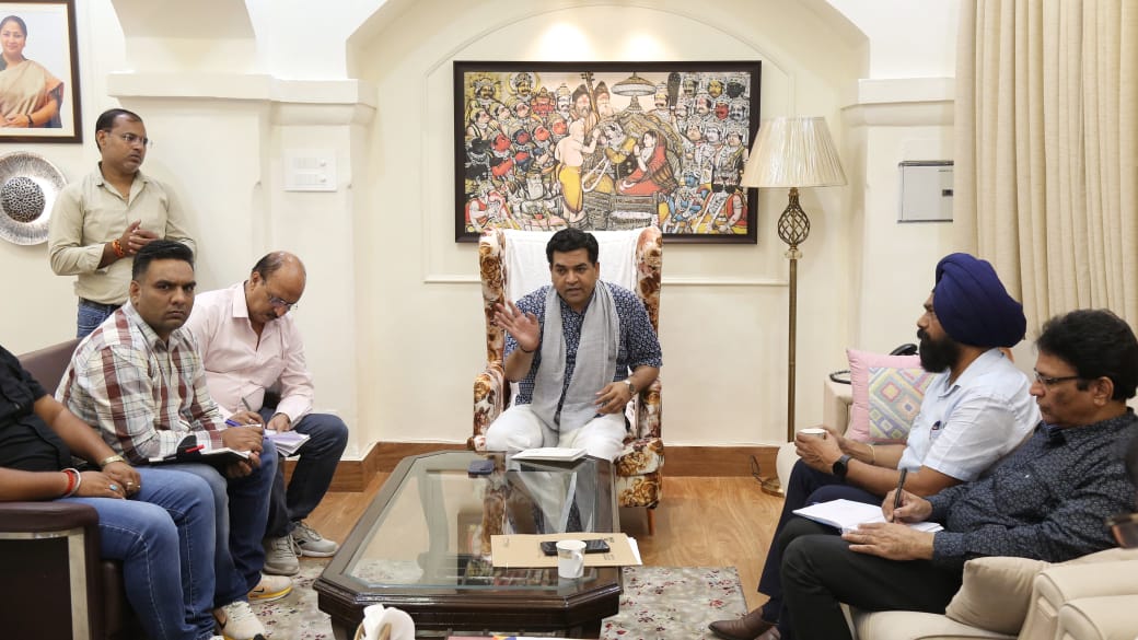 दिल्ली जल बोर्ड के अभियांत्रिक अनुभाग के उच्च अधिकारियों के साथ सोमवार अपने आवास पर बैठक करते मंत्री कपिल मिश्रा दिल्ली जल बोर्ड के अभियांत्रिक अनुभाग के उच्च अधिकारियों के साथ सोमवार अपने आवास पर बैठक करते मंत्री कपिल मिश्रा