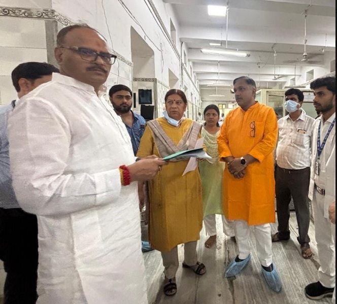 ट्रामा सेंटर में निरीक्षण करते ब्रजेश पाठक ट्रामा सेंटर में निरीक्षण करते ब्रजेश पाठक