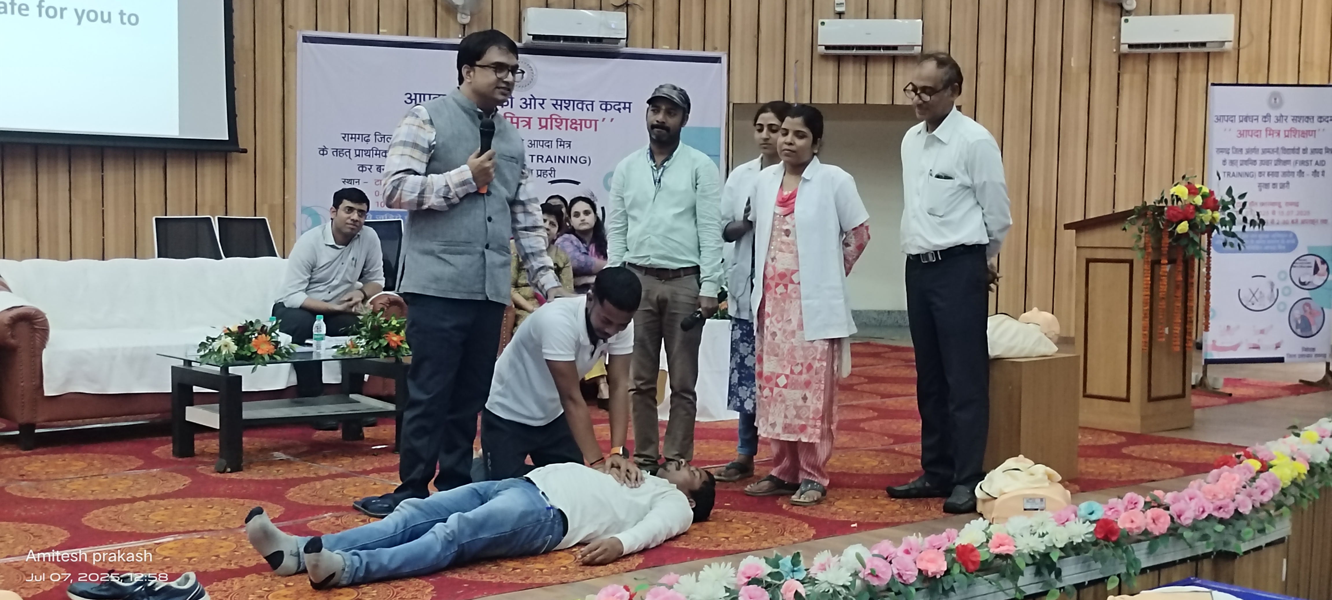 प्रशिक्षण लेने आए लोगों को डीसी ने दी ट्रेनिंग प्रशिक्षण लेने आए लोगों को डीसी ने दी ट्रेनिंग