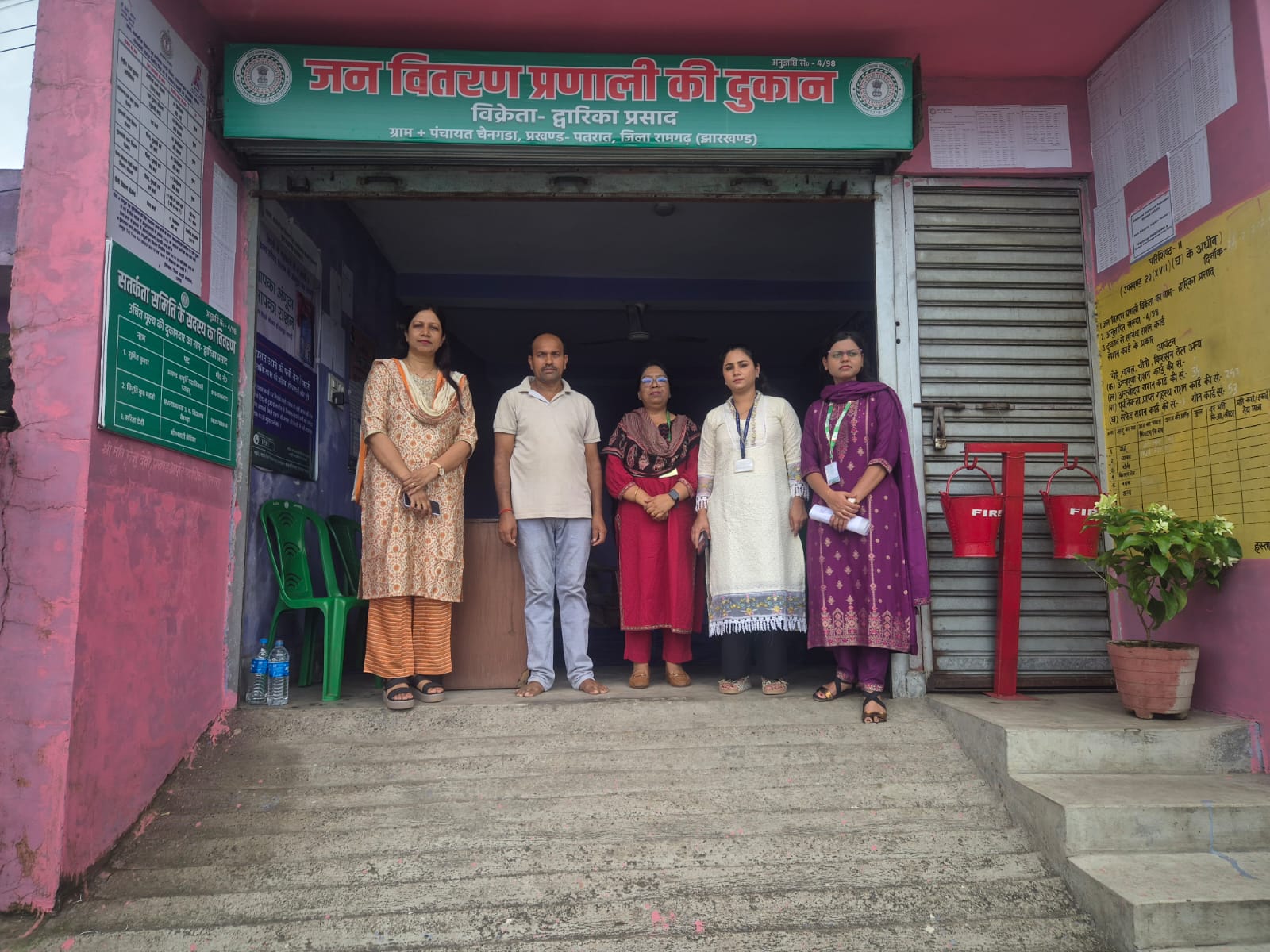पीडीएस दुकान में पहुंची टीम पीडीएस दुकान में पहुंची टीम