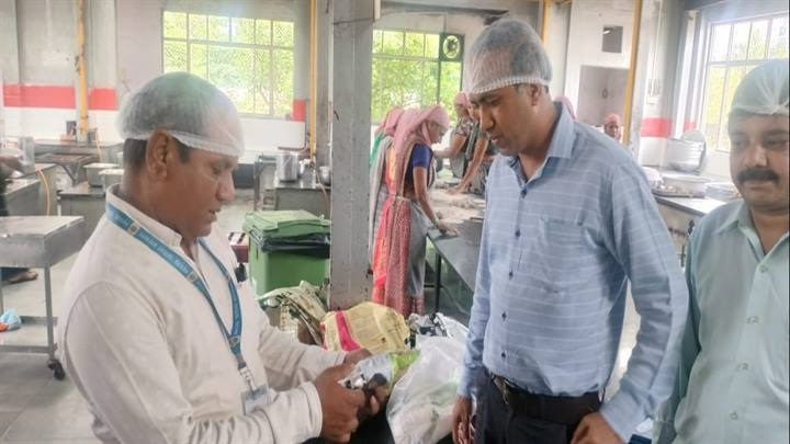 इंदौरः स्कूल-कॉलेज कैंटीनों के निरीक्षण हेतु गठित दलों द्वारा की गई प्रभावी कार्रवाई इंदौरः स्कूल-कॉलेज कैंटीनों के निरीक्षण हेतु गठित दलों द्वारा की गई प्रभावी कार्रवाई