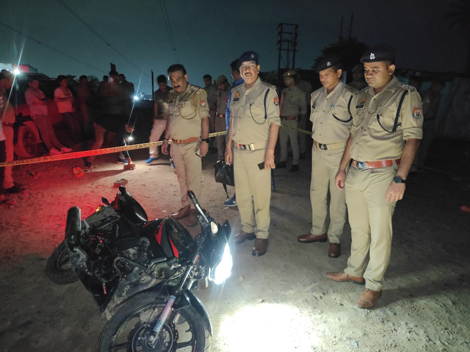घटनास्थल का ज्यादा लेते पुलिस उपायुक्त दक्षिण दीपेंद्र नाथ चौधरी व अन्य घटनास्थल का ज्यादा लेते पुलिस उपायुक्त दक्षिण दीपेंद्र नाथ चौधरी व अन्य