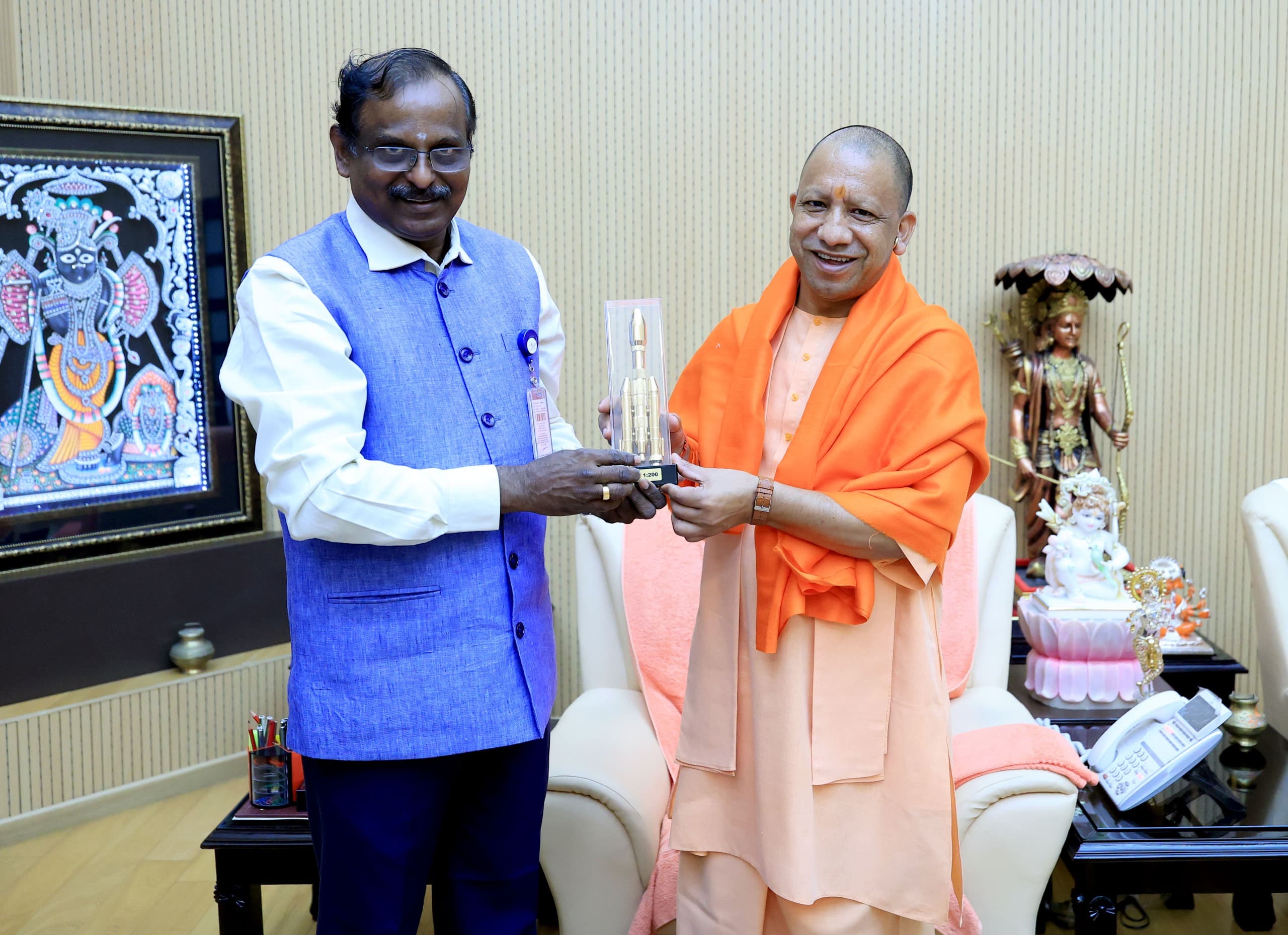 इसरो अध्यक्ष ने सीएम योगी से की भेंट इसरो अध्यक्ष ने सीएम योगी से की भेंट