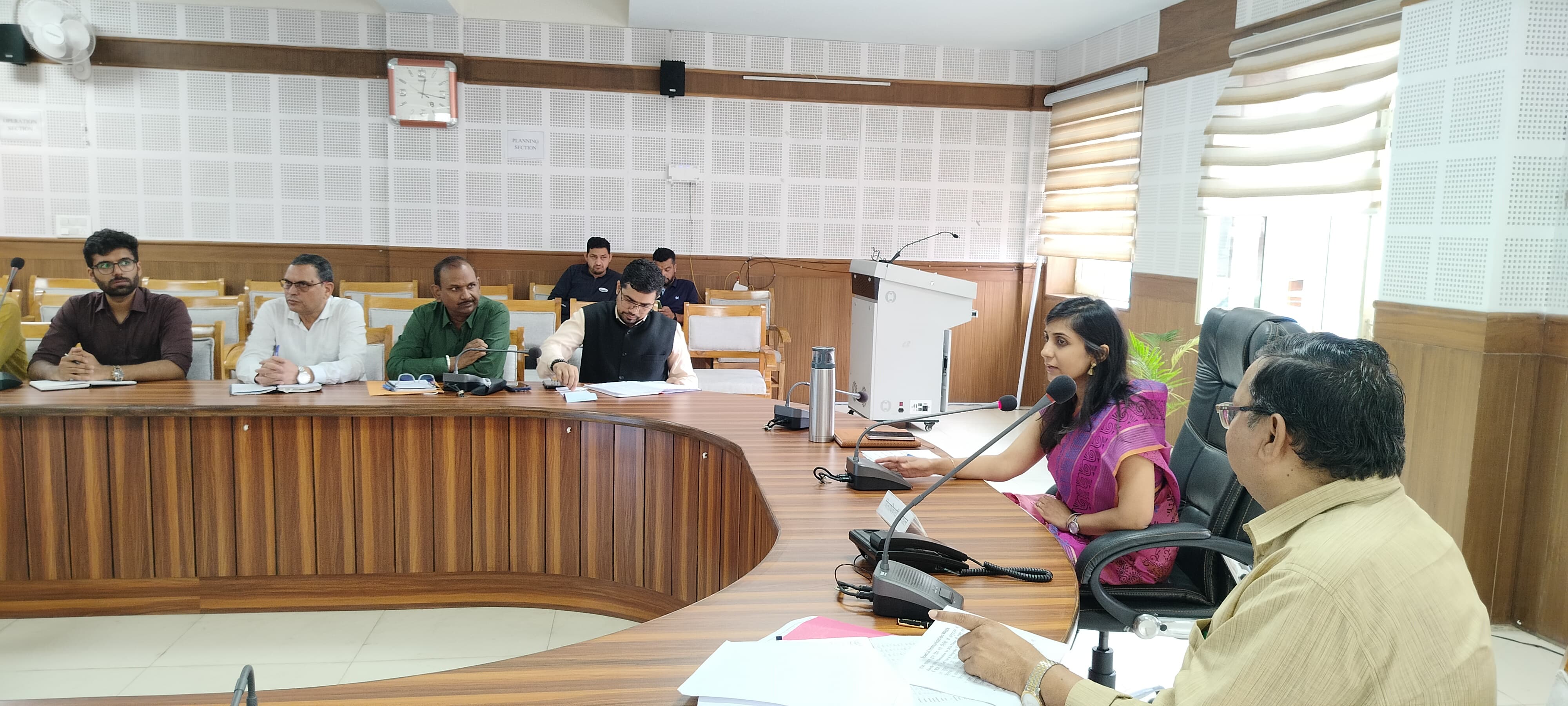 जिला सभागार में विभागीय अधिकारियों के साथ मीजल्स एवं रूबेला (एमआर)करने हेतु जनपद विशेष प्रतिरक्षण सप्ताह की बैठक लेती जिलाधिकारी जिला सभागार में विभागीय अधिकारियों के साथ मीजल्स एवं रूबेला (एमआर)करने हेतु जनपद विशेष प्रतिरक्षण सप्ताह की बैठक लेती जिलाधिकारी