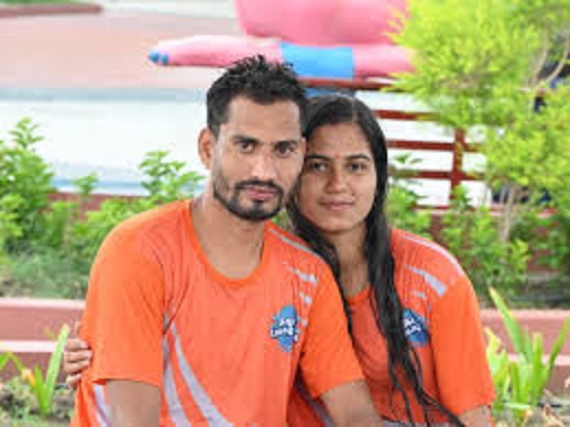 पति के साथ जा रही महिला की संदिग्ध परिस्थितयाें में माैत पति के साथ जा रही महिला की संदिग्ध परिस्थितयाें में माैत