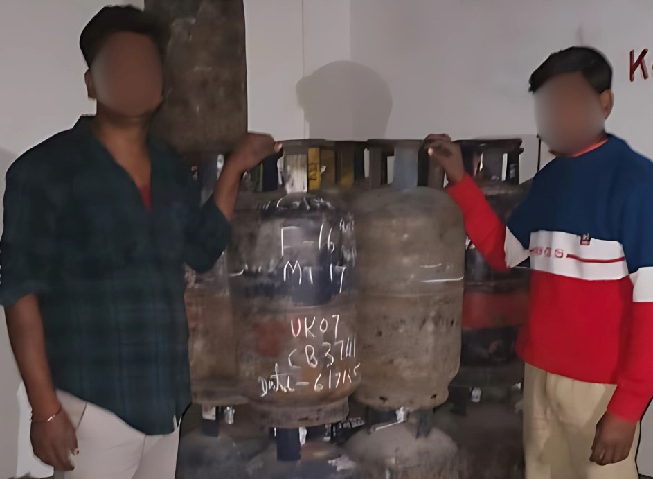 बदरीनाथ धाम में पुलिस ने पकड़े अवैध गैस सिलेंडर। बदरीनाथ धाम में पुलिस ने पकड़े अवैध गैस सिलेंडर।