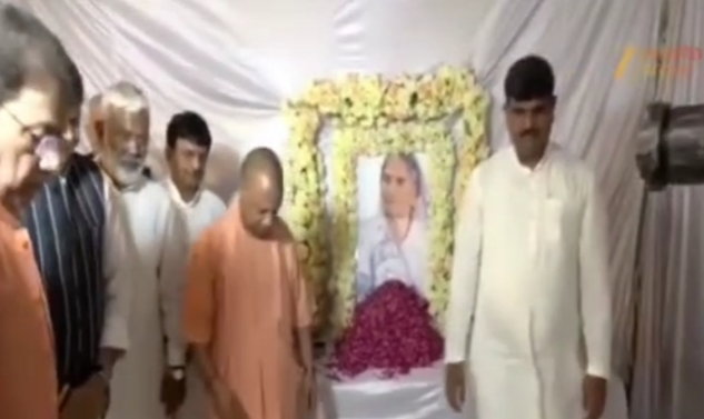 श्रद्धांजलि देते हुए मुख्यमंत्री योगी श्रद्धांजलि देते हुए मुख्यमंत्री योगी