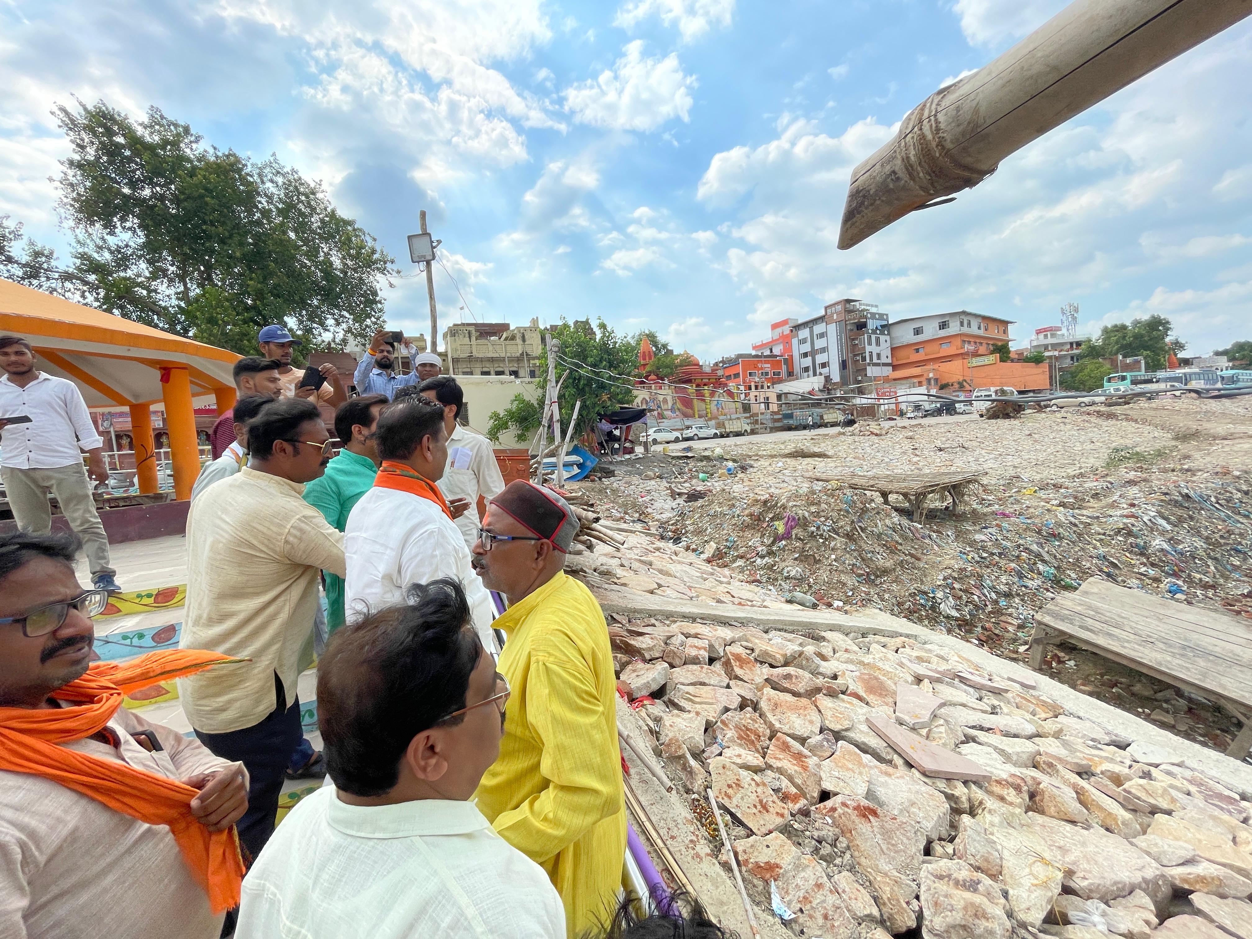 दशाश्वमेध का निरीक्ष करते हुए महापौर गणेश केसरवानी का छाया चित्र दशाश्वमेध का निरीक्ष करते हुए महापौर गणेश केसरवानी का छाया चित्र