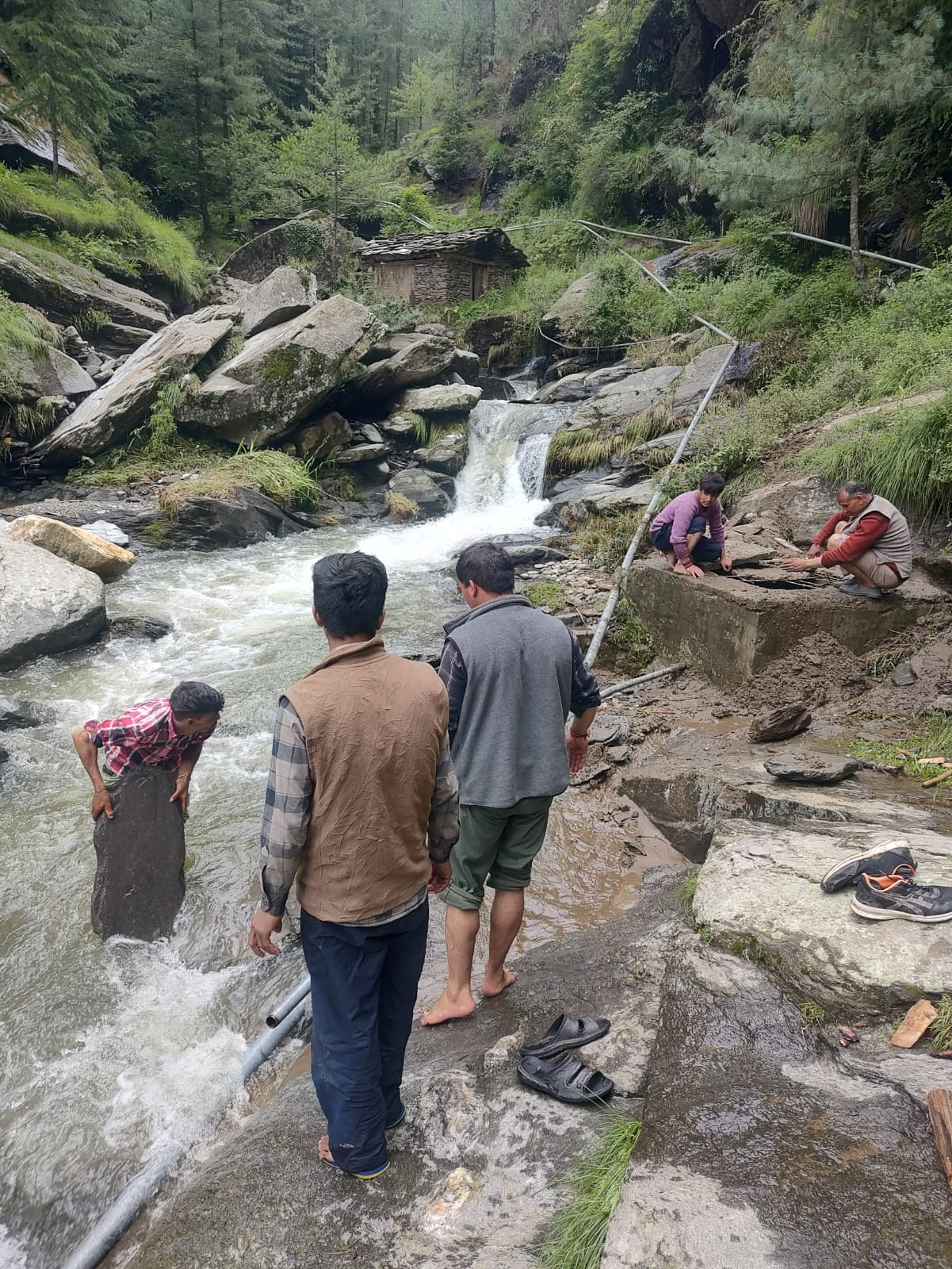 पेयजल योजना की बहाली में जुटे जलशक्ति विभाग के कर्मचारी। पेयजल योजना की बहाली में जुटे जलशक्ति विभाग के कर्मचारी।