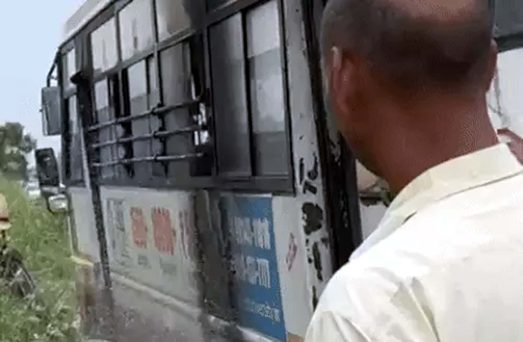 आग लगने से जली निजी बस। आग लगने से जली निजी बस।