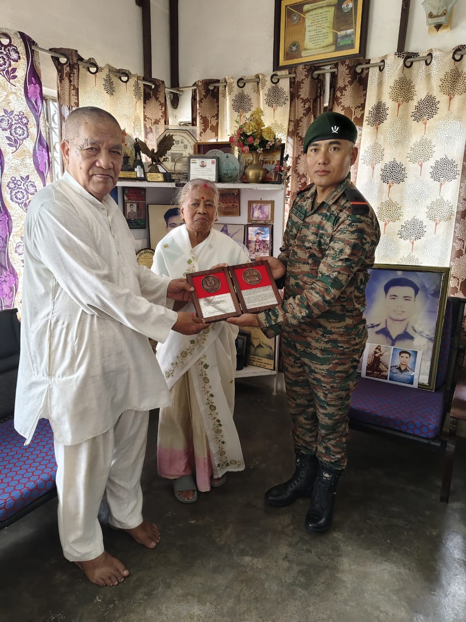 कारगिल शहीदों को श्रद्धांजलि देने के उद्देश्य से सैन्य अधिकारी शहीद परिवारों से विशेष संपर्क अभियान पर। कारगिल शहीदों को श्रद्धांजलि देने के उद्देश्य से सैन्य अधिकारी शहीद परिवारों से विशेष संपर्क अभियान पर।