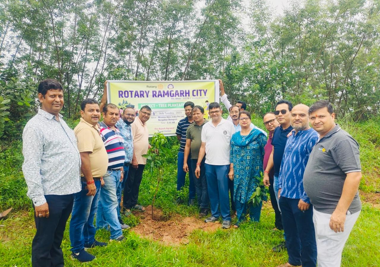 पौधा लगाते संस्था के सदस्य पौधा लगाते संस्था के सदस्य