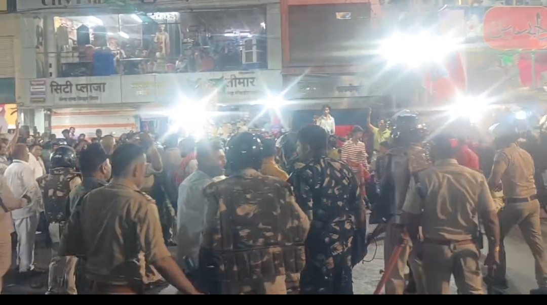 पुलिस ने संभाला मोर्चा। पुलिस ने संभाला मोर्चा।
