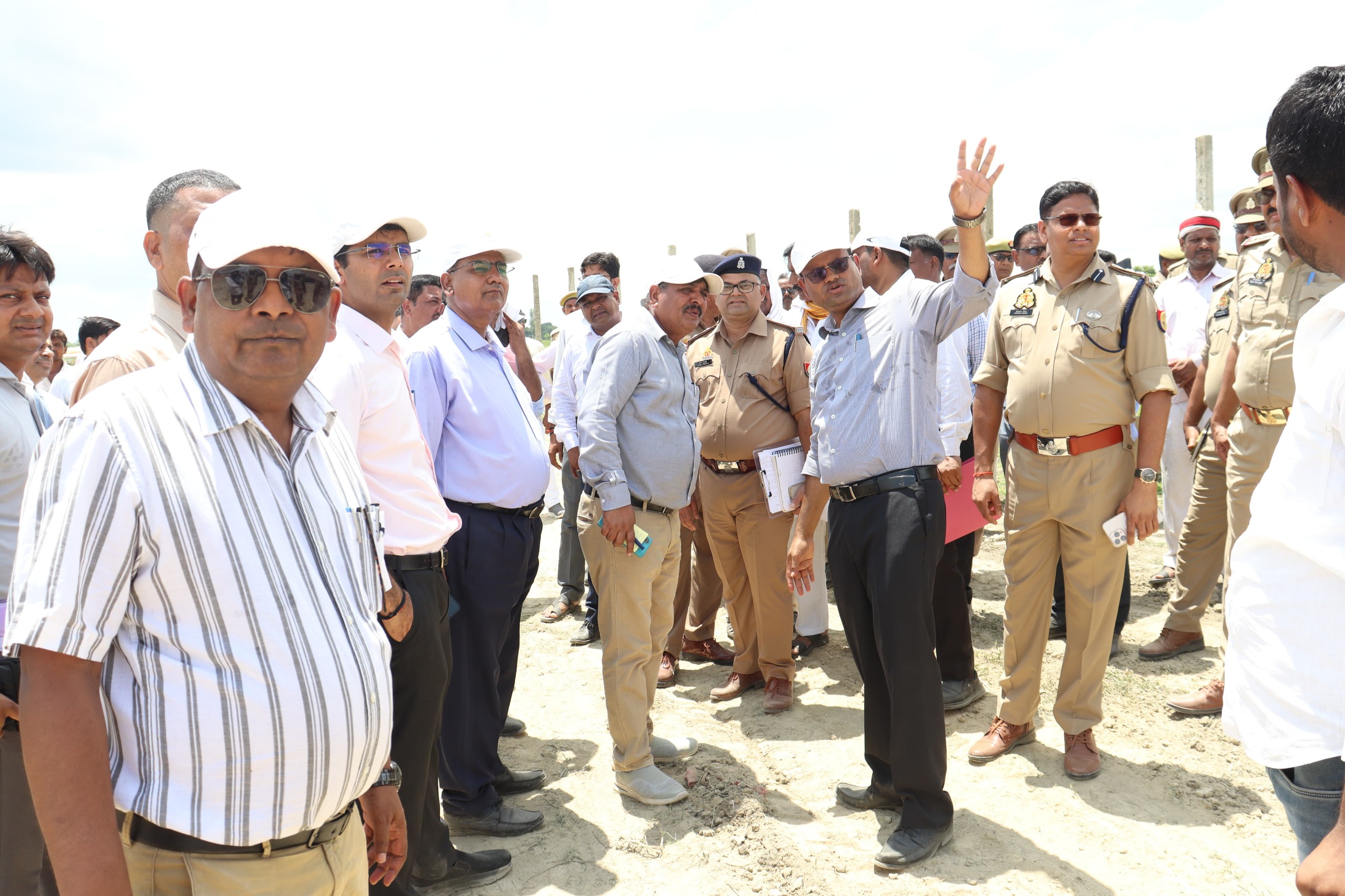 अधिकारियों को निर्देशित करते डीएम अधिकारियों को निर्देशित करते डीएम