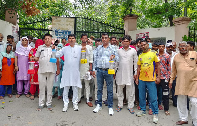 सोनीपत: विरोध प्रदर्शन करते हुए बीपीएल कार्ड धारक सोनीपत: विरोध प्रदर्शन करते हुए बीपीएल कार्ड धारक