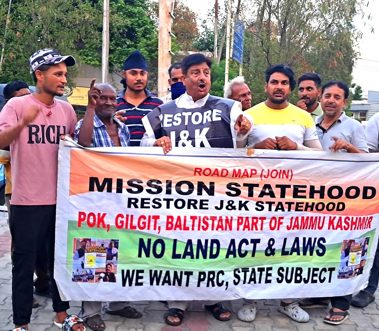जम्मू-कश्मीर राज्य पुनर्बहाली में देरी पर भड़का मिशन स्टेटहुड, मोदी-उमर समेत 90 विधायकों की विश्वसनीयता पर उठाए सवाल जम्मू-कश्मीर राज्य पुनर्बहाली में देरी पर भड़का मिशन स्टेटहुड, मोदी-उमर समेत 90 विधायकों की विश्वसनीयता पर उठाए सवाल