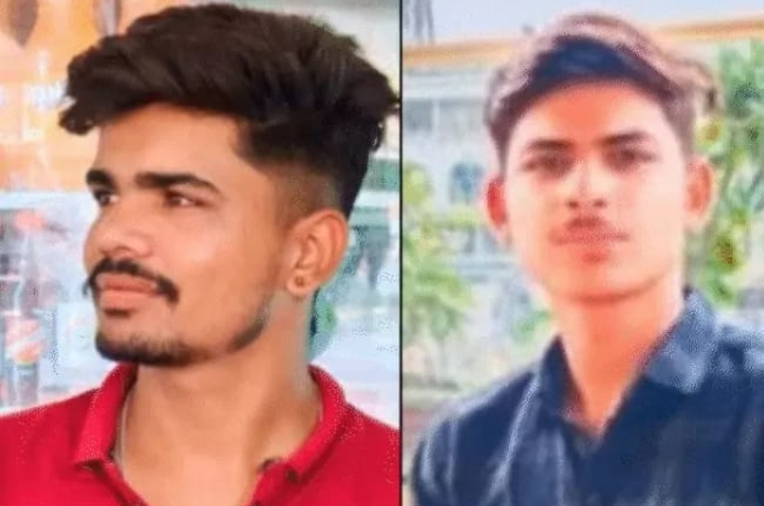 तेज रफ्तार वेन की टक्कर से दो दोस्तों की मौत * गुस्साए ग्रामीणों ने आग लगाई वेन में तेज रफ्तार वेन की टक्कर से दो दोस्तों की मौत * गुस्साए ग्रामीणों ने आग लगाई वेन में