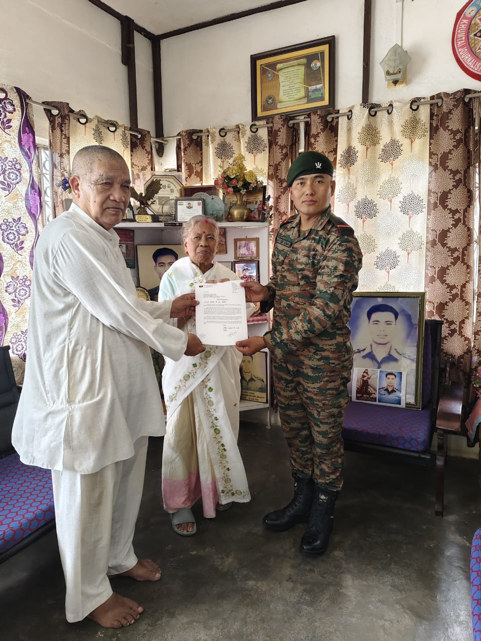 कारगिल शहीदों को श्रद्धांजलि देने के उद्देश्य से सैन्य अधिकारी शहीद परिवारों से विशेष संपर्क अभियान पर। कारगिल शहीदों को श्रद्धांजलि देने के उद्देश्य से सैन्य अधिकारी शहीद परिवारों से विशेष संपर्क अभियान पर।