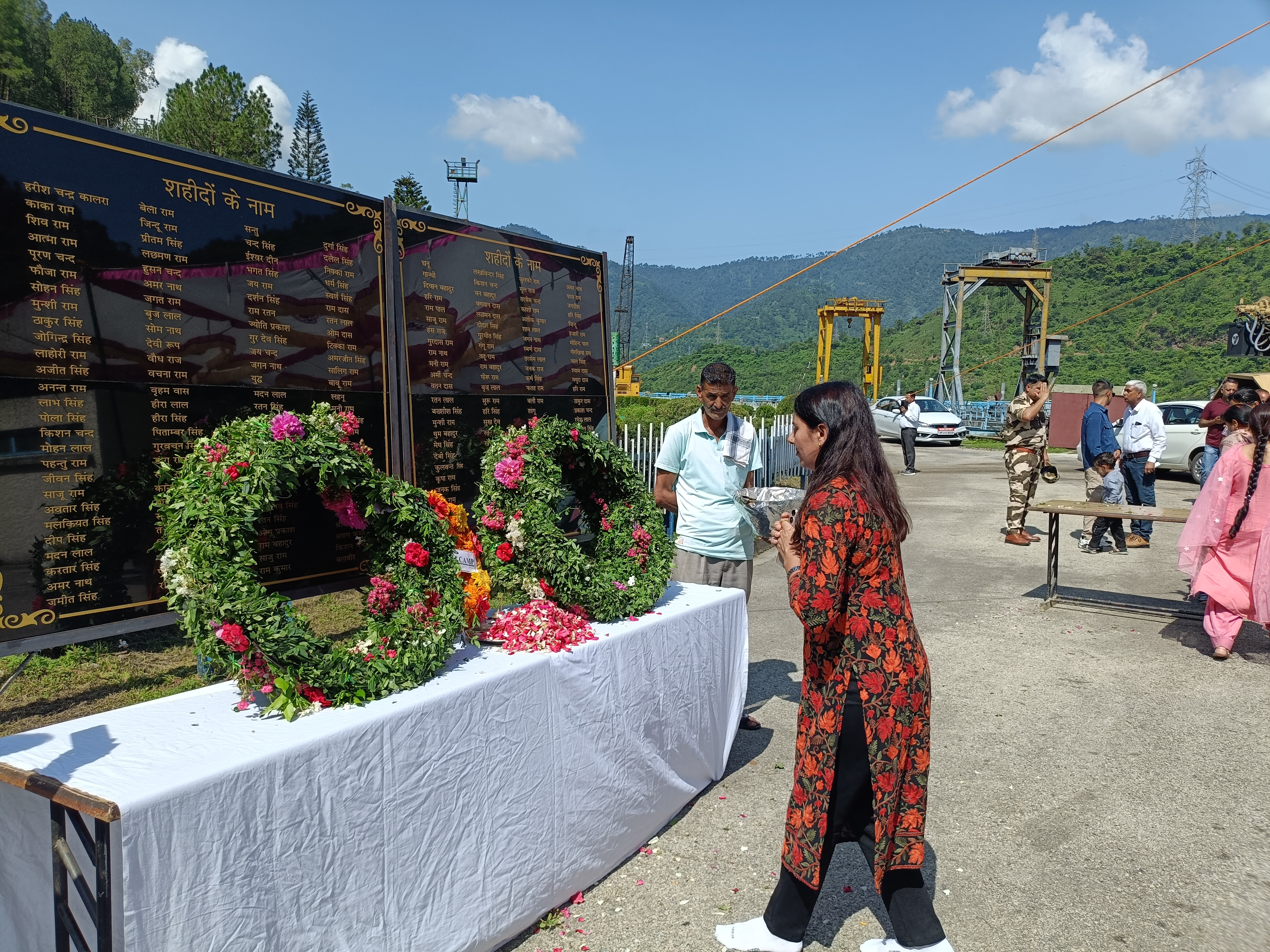 बीबीएमबी के स्थापना दिवस पर पंडोह डैम पर परियोजना शहीदों को श्रद्धांजलि अर्पित करते हुए। बीबीएमबी के स्थापना दिवस पर पंडोह डैम पर परियोजना शहीदों को श्रद्धांजलि अर्पित करते हुए।