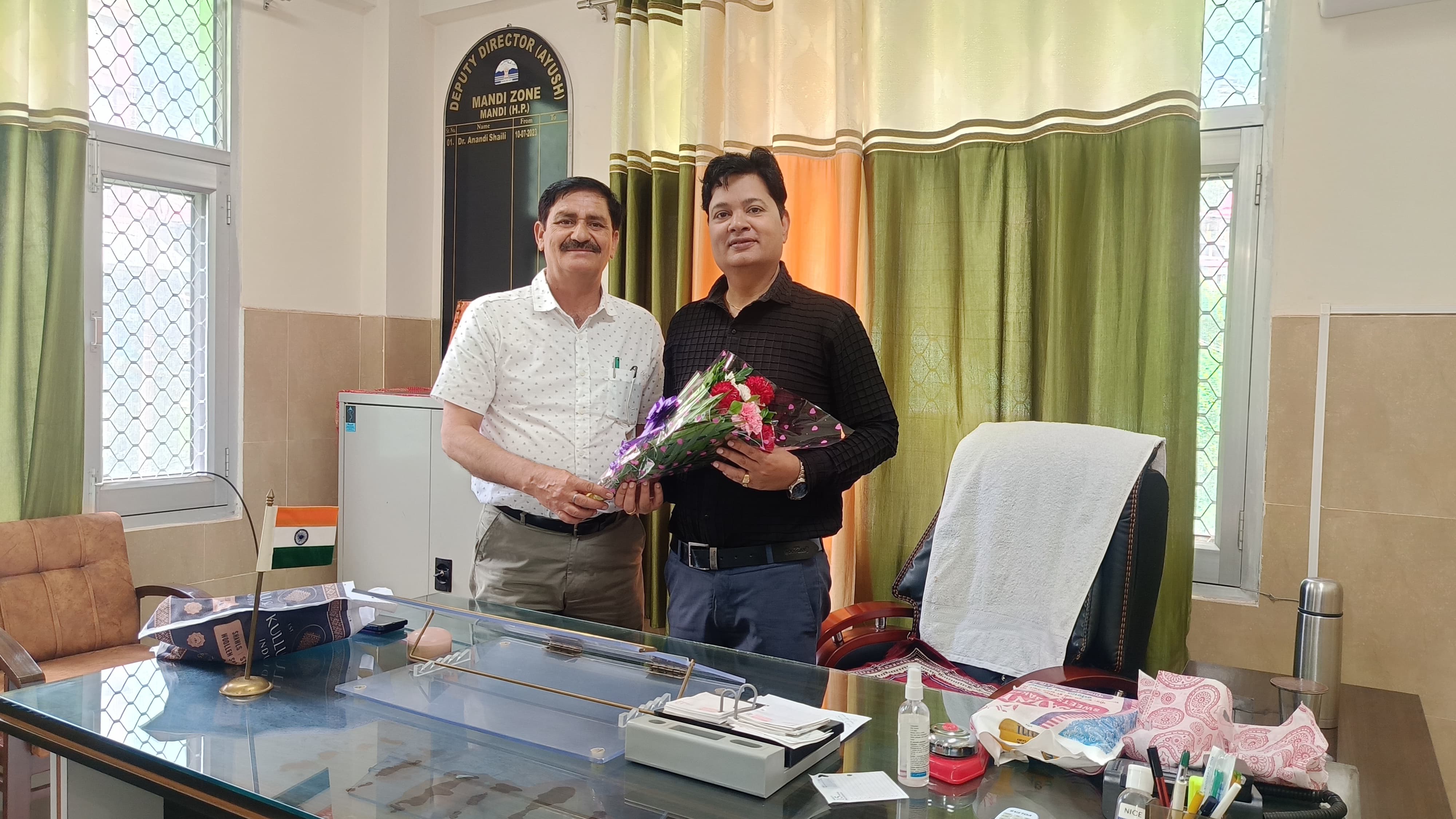 आयुष उप निदेशक का कार्यभार संभालते हुए डा. राजन सिंह। आयुष उप निदेशक का कार्यभार संभालते हुए डा. राजन सिंह।