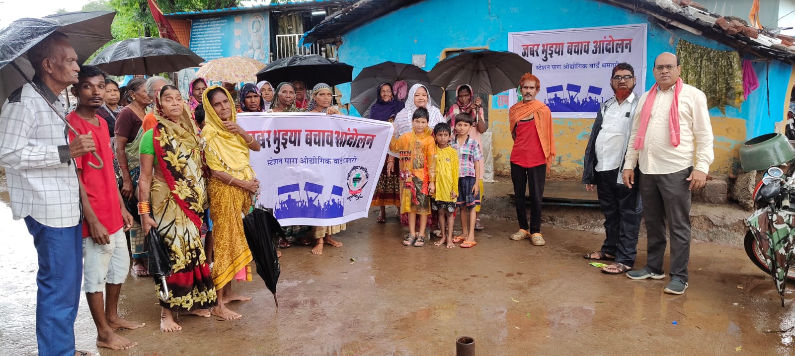 स्टेशनपारा के रहवासियों के साथ खड़े हुए छत्तीसगढ़िया क्रांति सेना के सदस्य। स्टेशनपारा के रहवासियों के साथ खड़े हुए छत्तीसगढ़िया क्रांति सेना के सदस्य।