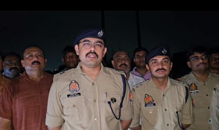 मुठभेड़ के संबंध में जानकारी देते हुए पुलिस अधिकारी का छाया चित्र मुठभेड़ के संबंध में जानकारी देते हुए पुलिस अधिकारी का छाया चित्र