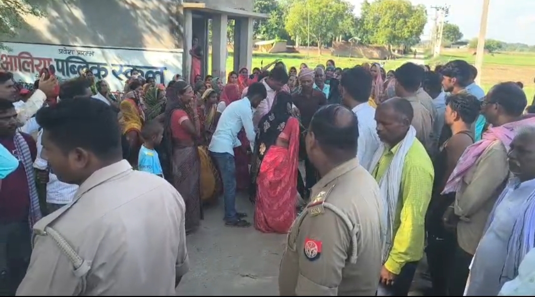 मौके पर ग्रामीणों की उमड़ी भीड़ 1