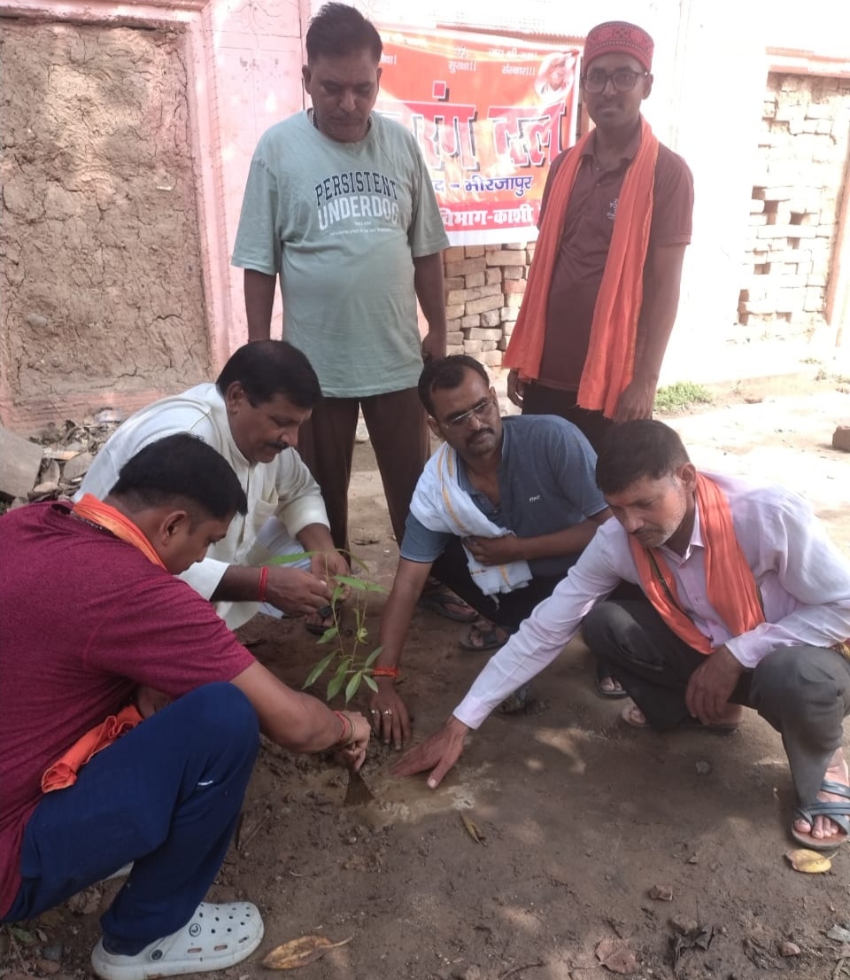 मंदिर परिसर में पौधरोपण करते बजरंग दल कार्यकर्ता। मंदिर परिसर में पौधरोपण करते बजरंग दल कार्यकर्ता।