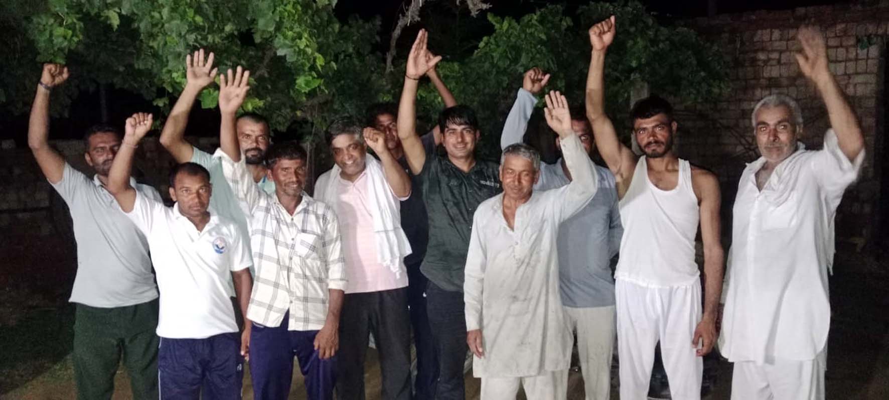 विभिन्न क्षेत्रों में बैठकें करते निर्माण मजदूर। विभिन्न क्षेत्रों में बैठकें करते निर्माण मजदूर।