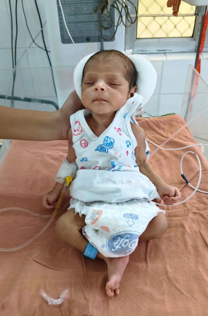 पंद्रह दिन पहले चंडीगढ़ समर स्पेशल ट्रेन में बैग में बंद मिला नवजात। पंद्रह दिन पहले चंडीगढ़ समर स्पेशल ट्रेन में बैग में बंद मिला नवजात।